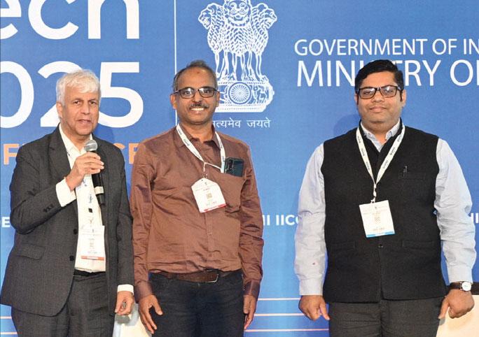 (from left) Alok Brara, Publisher, Power Line;Atul Mathur, POWERGRID; and K. Dinesh,
Kerala State Electricity Board